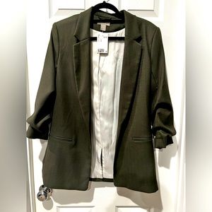 H&M 3/4 sleeve olive blazer. Size M,